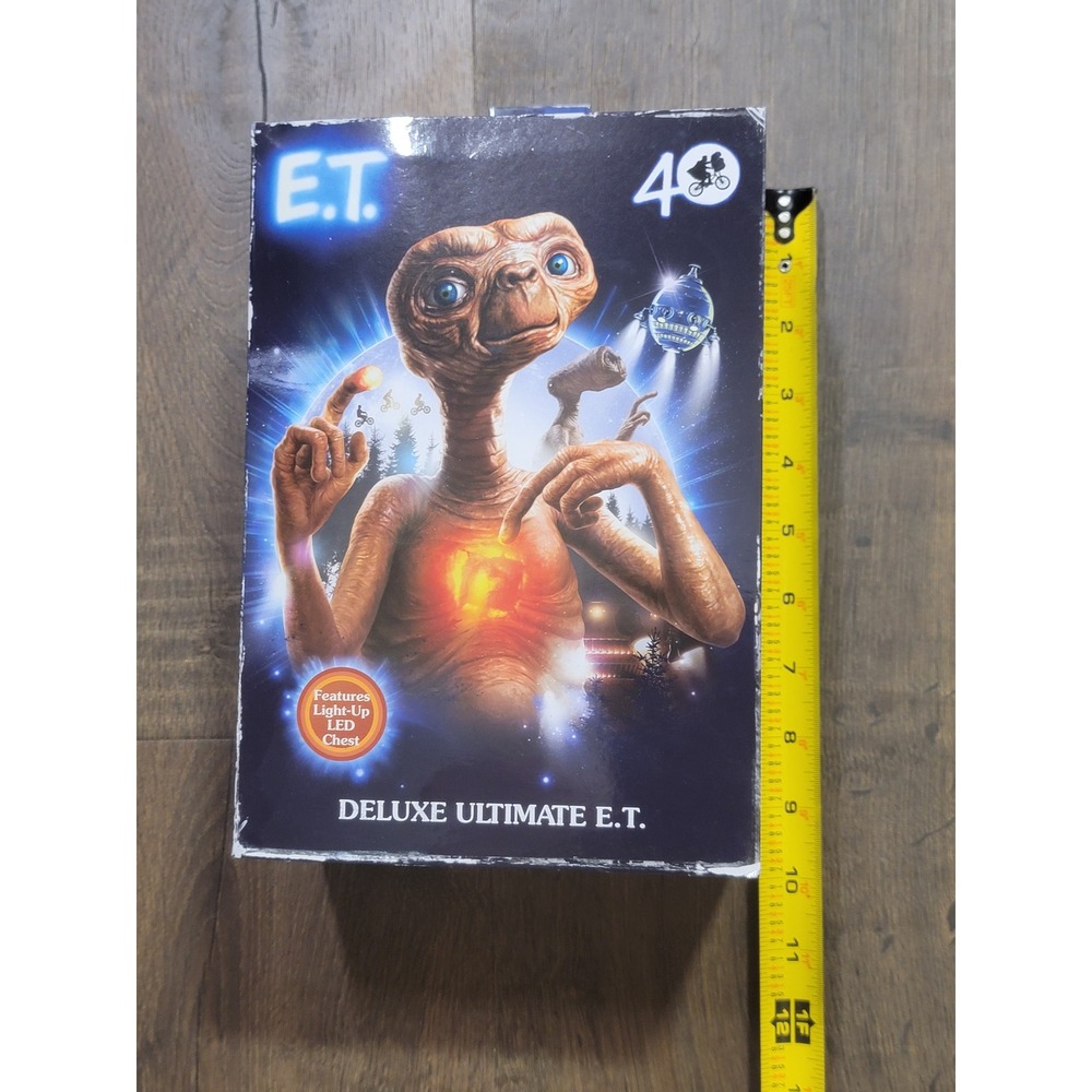 NECA E.T. The ExtraTerrestrial Deluxe Ultimate 40th Anniversary Action Figure
